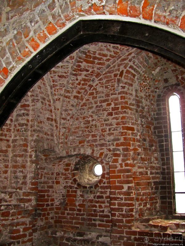 Видишь, там на горе, возвышается