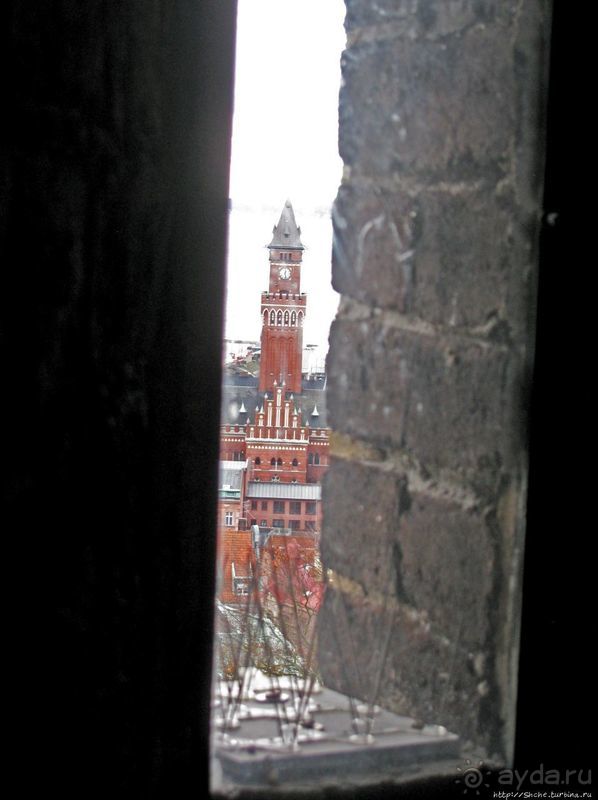 Видишь, там на горе, возвышается