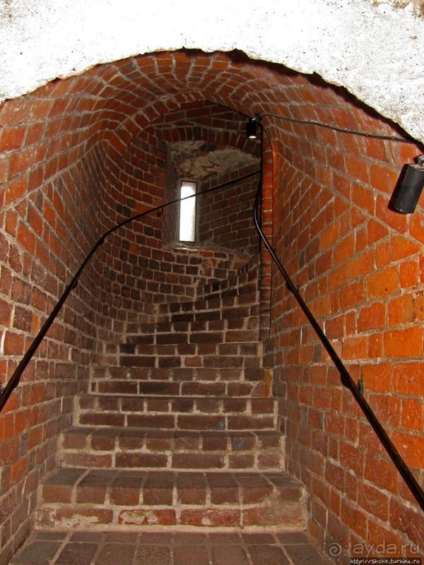 Видишь, там на горе, возвышается