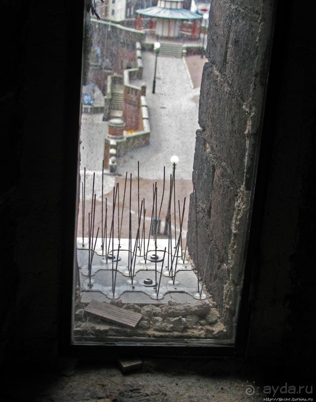 Видишь, там на горе, возвышается