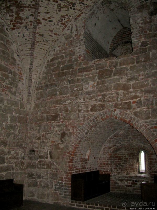 Видишь, там на горе, возвышается