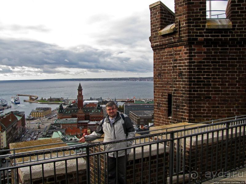 Видишь, там на горе, возвышается