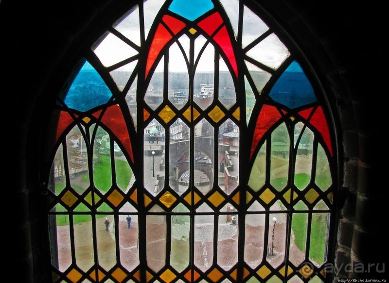 Видишь, там на горе, возвышается