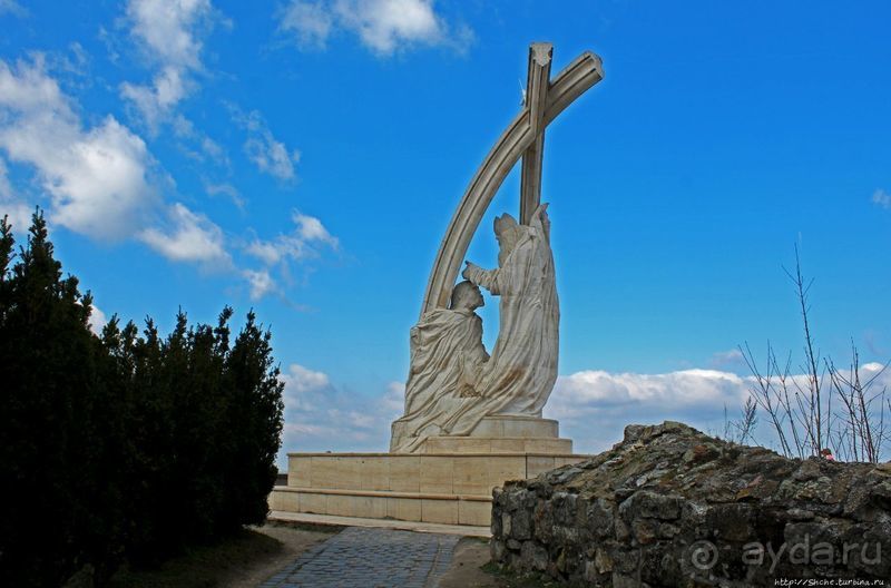 Монумент "Коронация святого Ишвана" с видами на Дунай