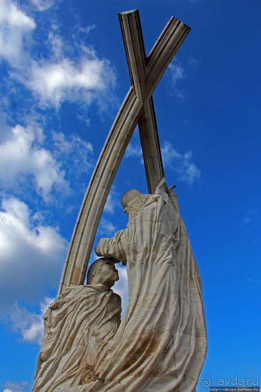 Монумент "Коронация святого Ишвана" с видами на Дунай