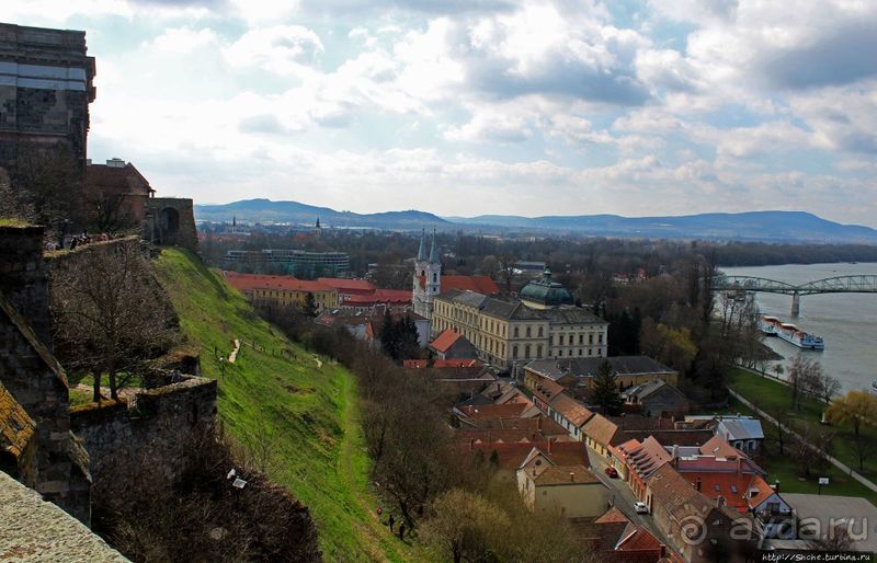 Монумент "Коронация святого Ишвана" с видами на Дунай