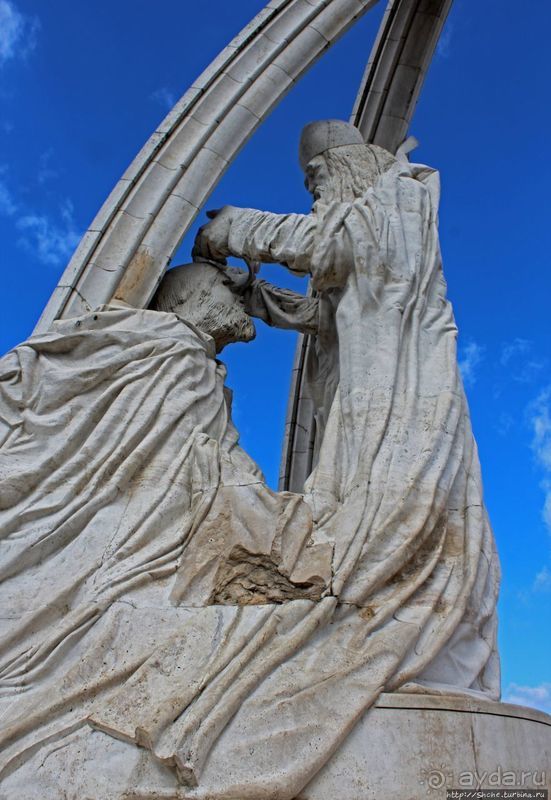 Монумент "Коронация святого Ишвана" с видами на Дунай