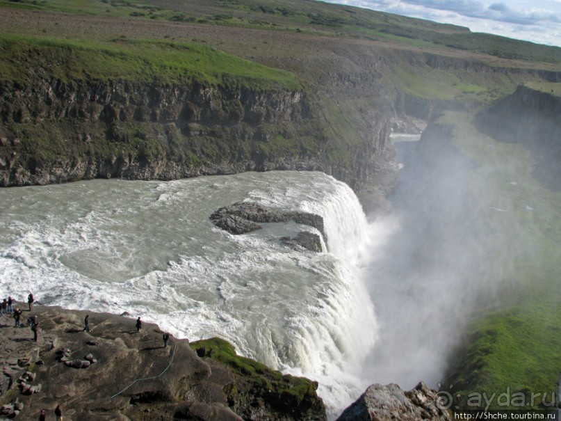 "Золотой" водопад Gullfoss — третий пункт "Золотого Кольца"