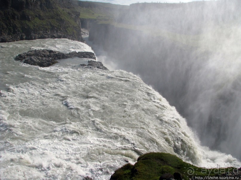 "Золотой" водопад Gullfoss — третий пункт "Золотого Кольца"