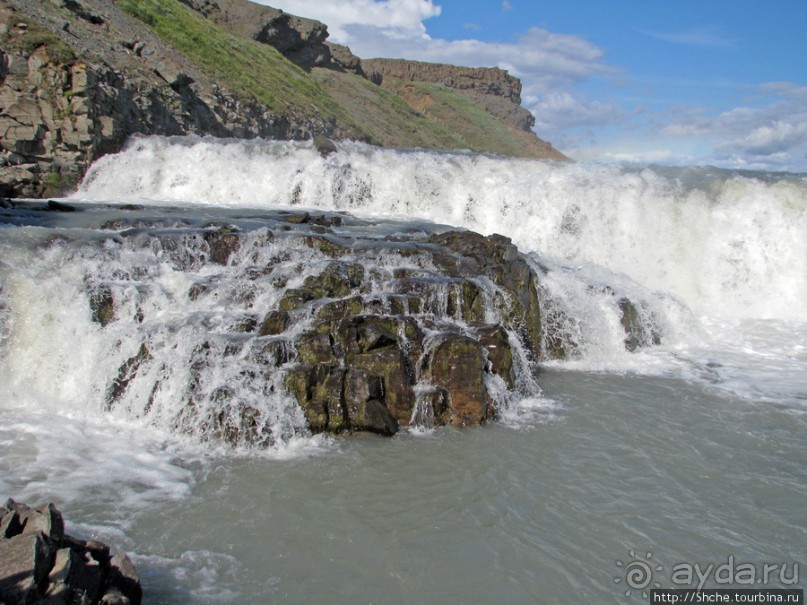 "Золотой" водопад Gullfoss — третий пункт "Золотого Кольца"