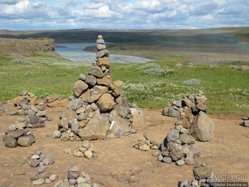 "Золотой" водопад Gullfoss — третий пункт "Золотого Кольца"