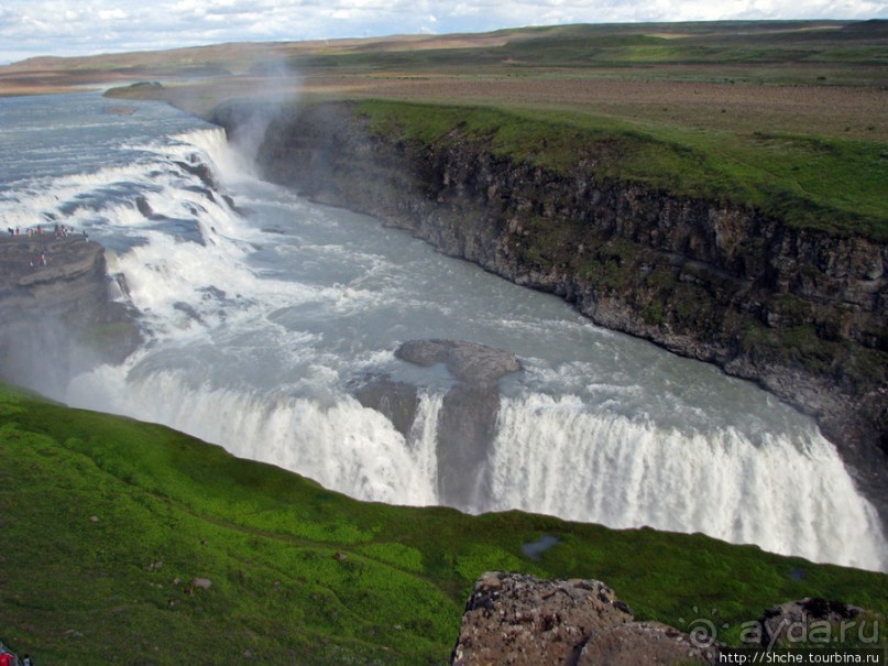 "Золотой" водопад Gullfoss — третий пункт "Золотого Кольца"