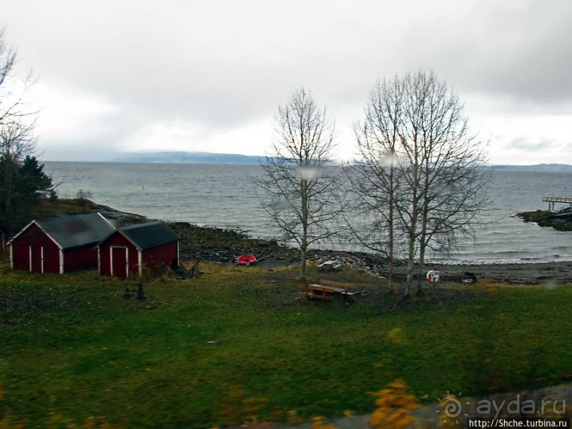 Обычный городок на берегу фьерда Trondheimfjerden