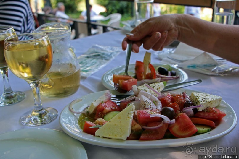 Отличная еда среди и над потоками водопадов