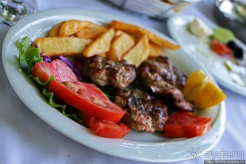 Отличная еда среди и над потоками водопадов