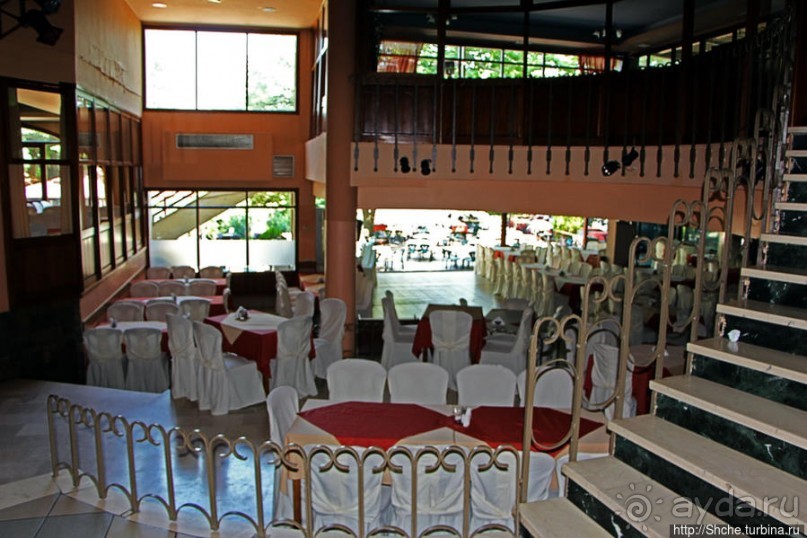 Отличная еда среди и над потоками водопадов