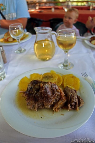 Отличная еда среди и над потоками водопадов