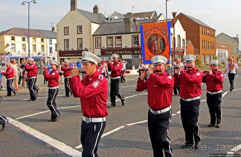 Марш оранжистов в Кэррикфергюсе 