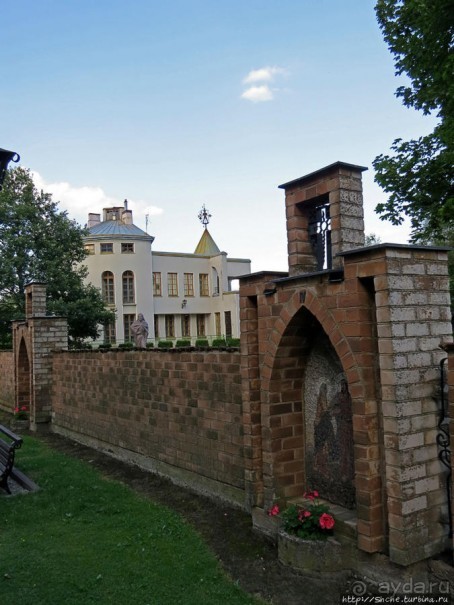 На месте погоста из старых церквей