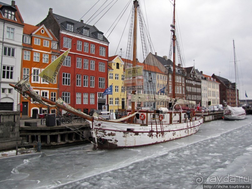 Замерзший канал Nyhavn — самое яркое место Копенгагена.