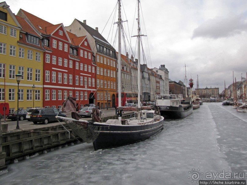 Замерзший канал Nyhavn — самое яркое место Копенгагена.