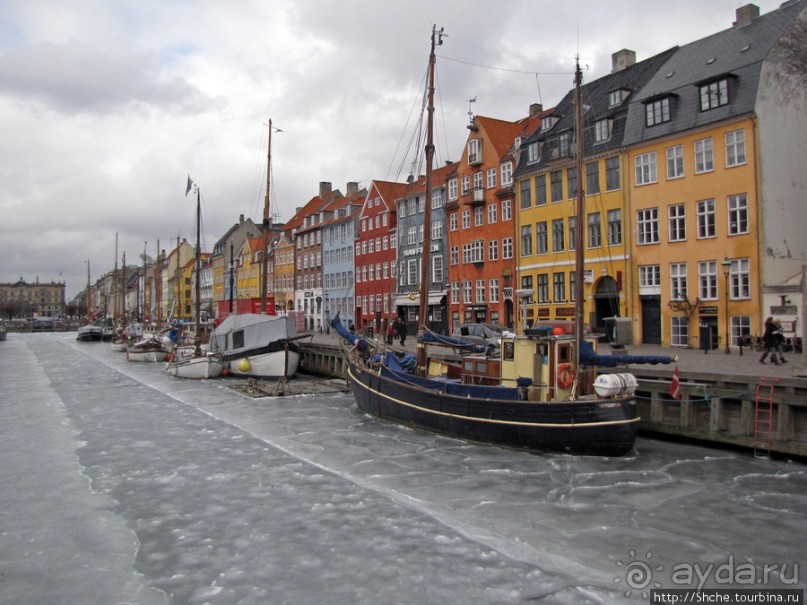 Замерзший канал Nyhavn — самое яркое место Копенгагена.