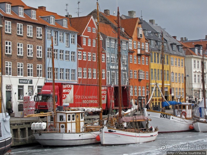 Замерзший канал Nyhavn — самое яркое место Копенгагена.