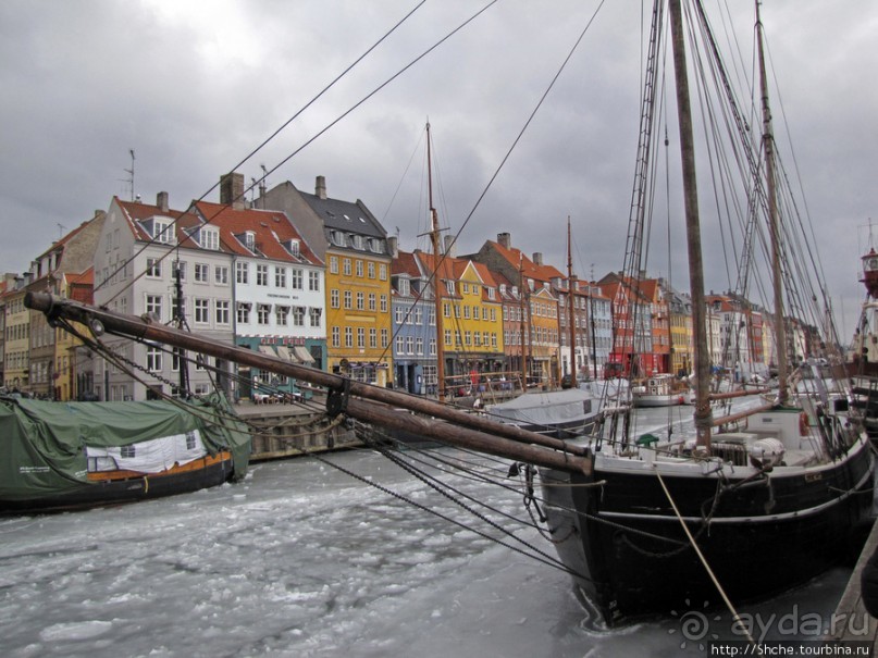 Замерзший канал Nyhavn — самое яркое место Копенгагена.