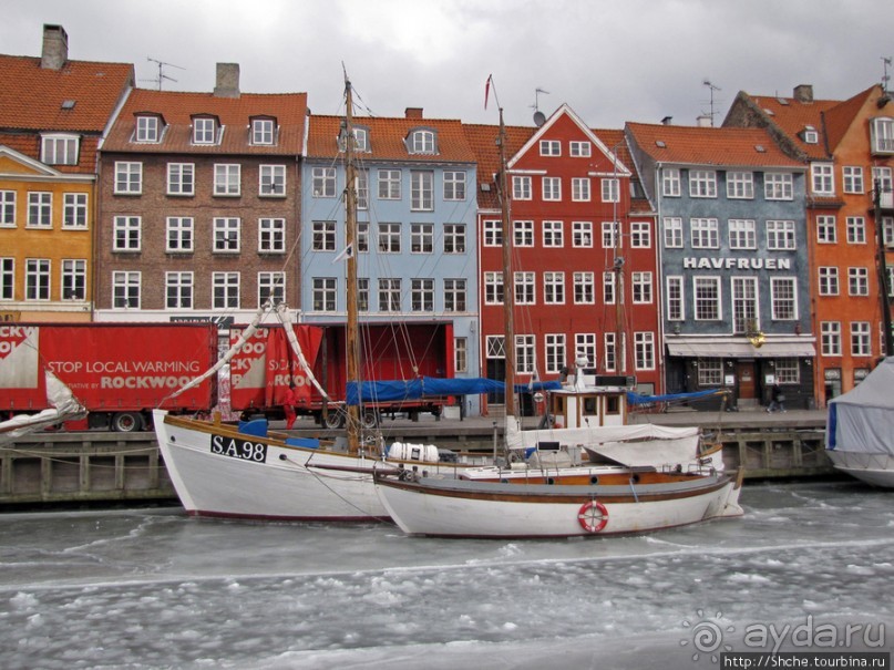 Замерзший канал Nyhavn — самое яркое место Копенгагена.