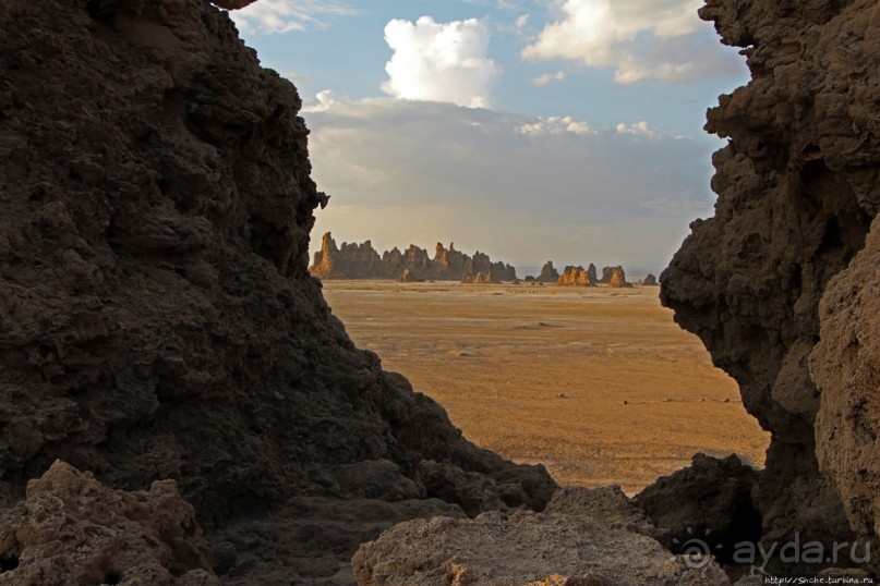 Феномены природы. "Дымоходы" озера Лак Аббе