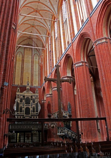 Альбом отзыва "Уцелевшая. Церковь Николая — кирпичный шедевр поздней готики"