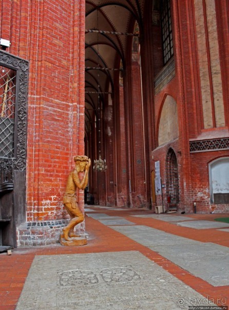 Альбом отзыва "Уцелевшая. Церковь Николая — кирпичный шедевр поздней готики"