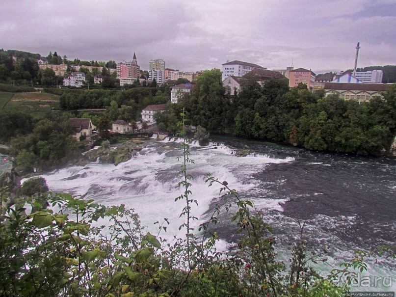 Над Рейном могучим стоит, чуть заметный, на горном утесе