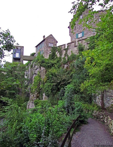 Над Рейном могучим стоит, чуть заметный, на горном утесе