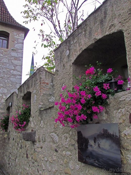 Над Рейном могучим стоит, чуть заметный, на горном утесе