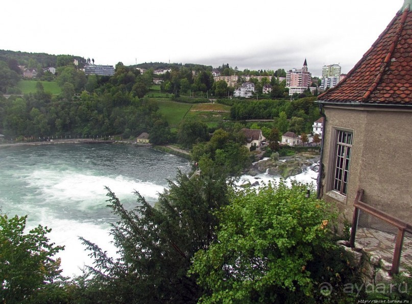 Над Рейном могучим стоит, чуть заметный, на горном утесе