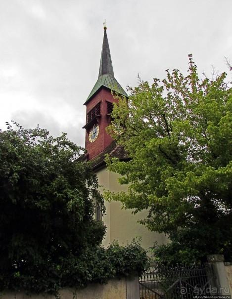 Над Рейном могучим стоит, чуть заметный, на горном утесе