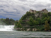 Над Рейном могучим стоит, чуть заметный, на горном утесе