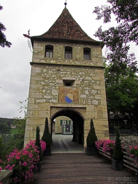 Над Рейном могучим стоит, чуть заметный, на горном утесе