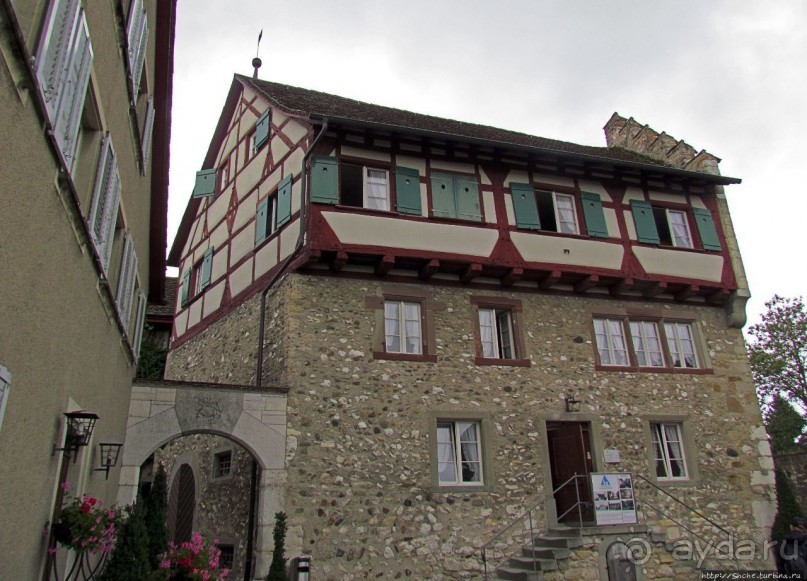 Над Рейном могучим стоит, чуть заметный, на горном утесе