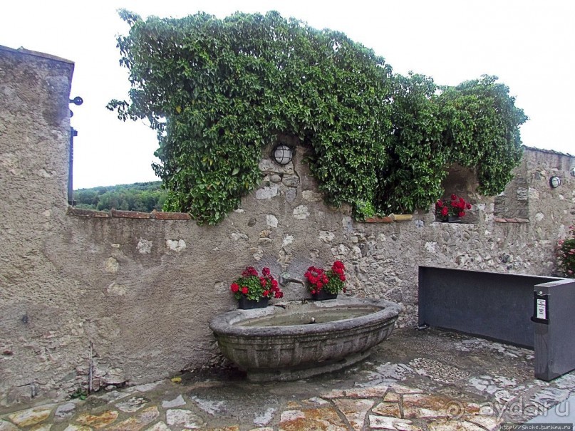 Над Рейном могучим стоит, чуть заметный, на горном утесе