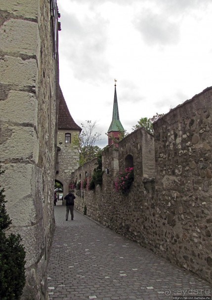 Над Рейном могучим стоит, чуть заметный, на горном утесе