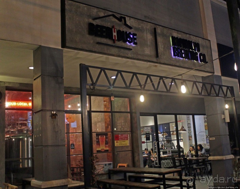 Местное крафтовое пиво в пивном доме в Маниле