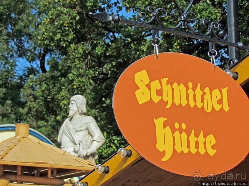 Цирк перед ратушей (Rathaus). В прямом смысле этого слова