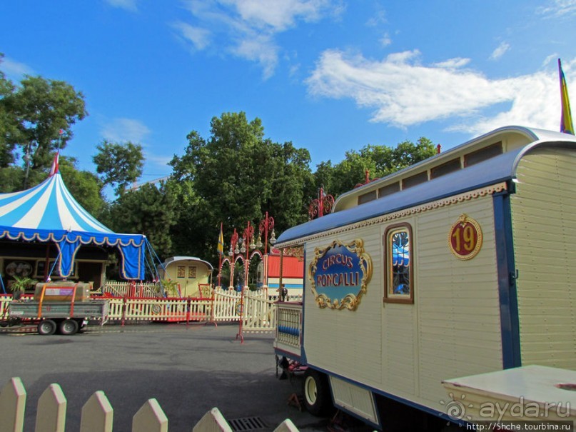 Цирк перед ратушей (Rathaus). В прямом смысле этого слова