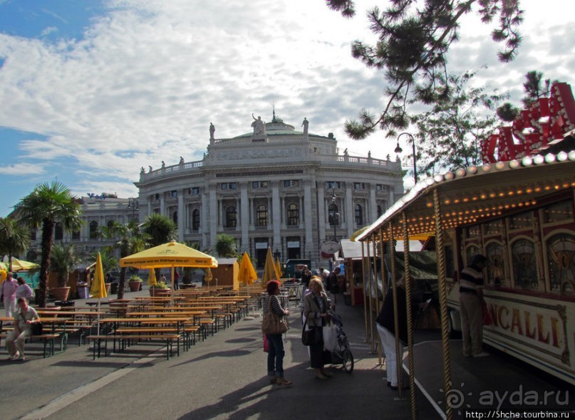 Цирк перед ратушей (Rathaus). В прямом смысле этого слова