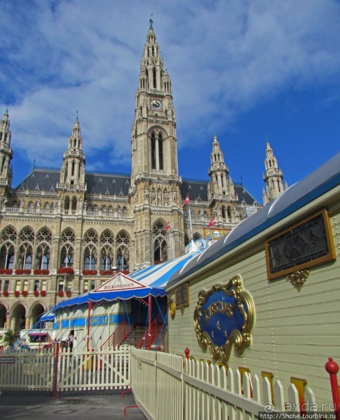 Цирк перед ратушей (Rathaus). В прямом смысле этого слова
