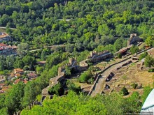 Над городом — холм, на вершине — церковь, у церкви — башня