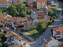 Над городом — холм, на вершине — церковь, у церкви — башня