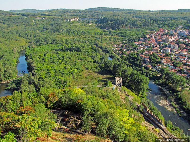 Над городом — холм, на вершине — церковь, у церкви — башня